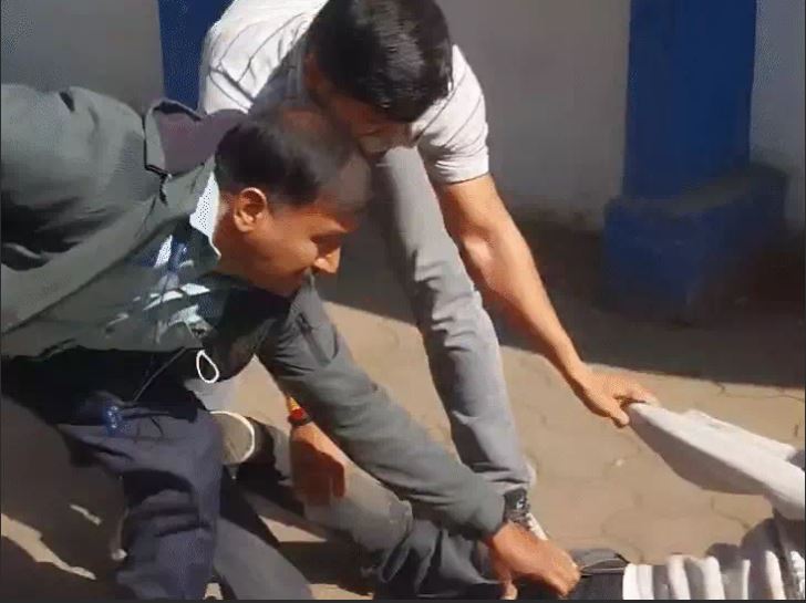 भोपाल फार्मेसी काउंसिल के अध्यक्ष ने युवक को बंधक बनाकर पीटा, प्राइवेट पार्ट पर लात मारी, केस दर्ज 1 Bhopal Pharmacy Council president beats youth after holding him hostage