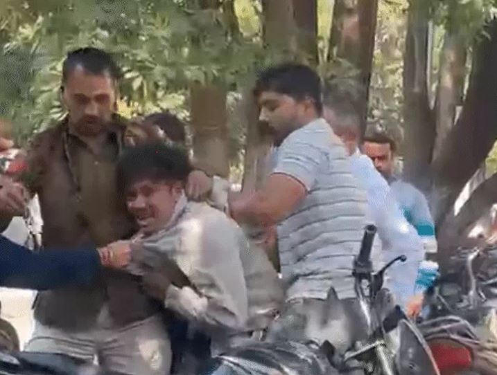 भोपाल फार्मेसी काउंसिल के अध्यक्ष ने युवक को बंधक बनाकर पीटा, प्राइवेट पार्ट पर लात मारी, केस दर्ज 2 Bhopal Pharmacy Council president beats youth after holding him hostage