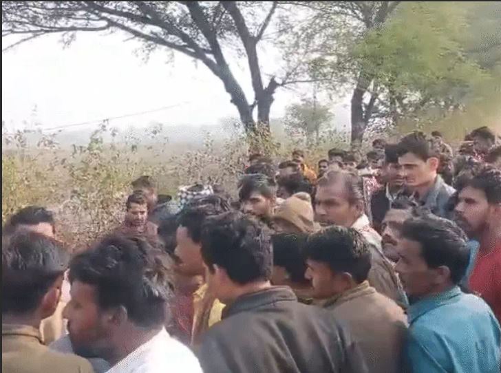 सागर में सड़क किनारे खड़े चार युवकों को बस ने कुचला, मृतकों में दो सगे भाई 2 Four youths standing on the roadside were crushed by a bus in Sagar