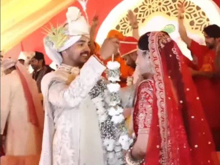 धीरेंद्र शास्त्री से बोले रामदेव बाबा- आपका भी सामूहिक सम्मेलन में विवाह कराएंगे महाराज; CM के बेटे की शादी में आए थे 3 Ramdev Baba told Dhirendra Shastri - Maharaj will get you married in a mass conference