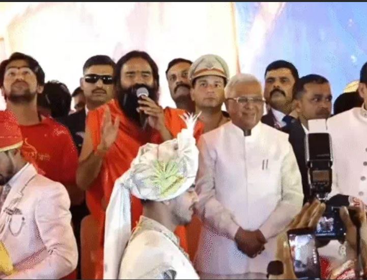 धीरेंद्र शास्त्री से बोले रामदेव बाबा- आपका भी सामूहिक सम्मेलन में विवाह कराएंगे महाराज; CM के बेटे की शादी में आए थे 2 Ramdev Baba told Dhirendra Shastri - Maharaj will get you married in a mass conference