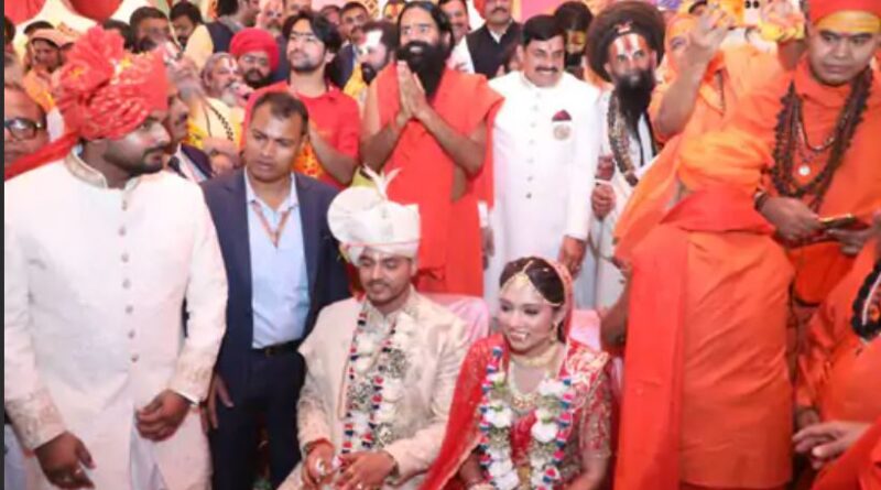 Ramdev Baba told Dhirendra Shastri - Maharaj will get you married in a mass conference