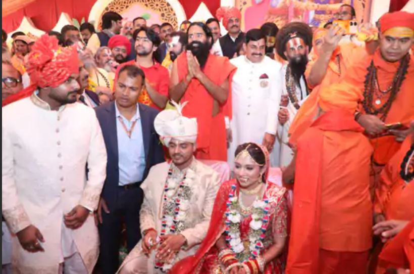 धीरेंद्र शास्त्री से बोले रामदेव बाबा- आपका भी सामूहिक सम्मेलन में विवाह कराएंगे महाराज; CM के बेटे की शादी में आए थे 1 Ramdev Baba told Dhirendra Shastri - Maharaj will get you married in a mass conference