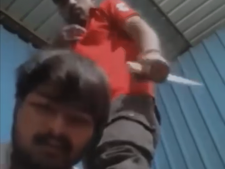 बदमाशों ने युवक से तलवे चटवाए, थप्पड़ मारे और बाल खींचे; चाकू की नोक पर धमकाया 2 The miscreants made the youth lick their feet and slapped