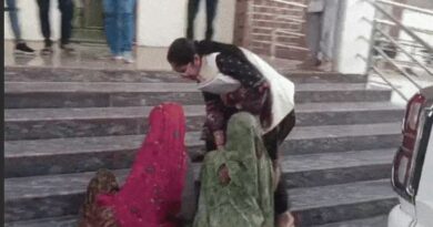 Tribal women held the Tehsildar's feet In Sheopur