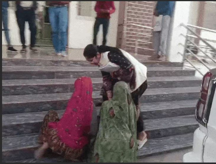 Tribal women held the Tehsildar's feet In Sheopur