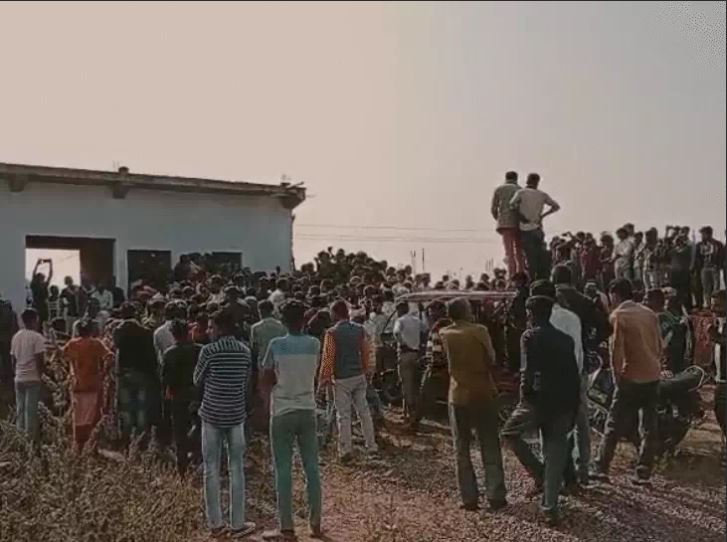 टीकमगढ़ में खंभे पर चढ़ा युवक, करंट लगने से जिंदा जला; 6 घंटे तार पर लटका रहा शव 3 A young man climbed a pole in Tikamgarh and was electrocuted