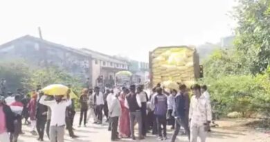 A truck full of urea was looted in Tikamgarh