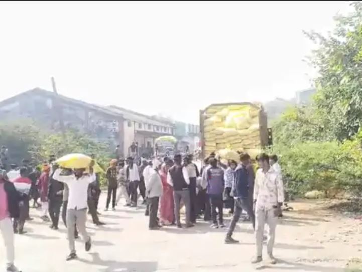 A truck full of urea was looted in Tikamgarh