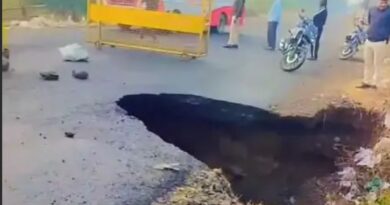 Barwani mp gujarat national highway road collapses 6 feet pit