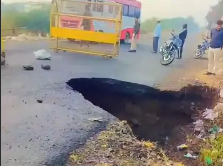 Barwani mp gujarat national highway road collapses 6 feet pit