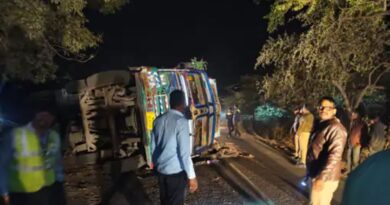 A truck carrying tiles overturned on a loading vehicle in Ratlam and 3 killed
