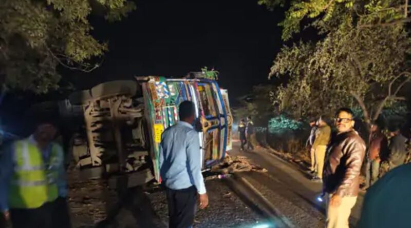 A truck carrying tiles overturned on a loading vehicle in Ratlam and 3 killed