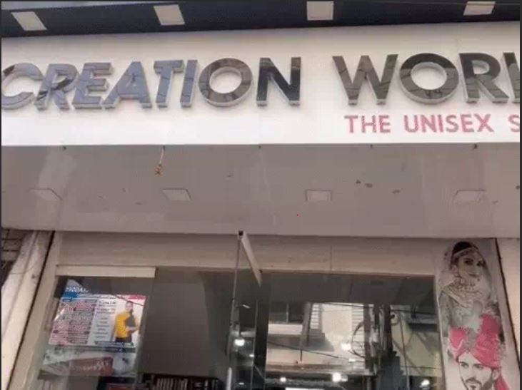 Barber uses 32 scissors to cut hair simultaneously In Ujjain