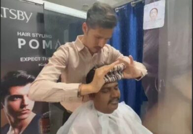 Barber uses 32 scissors to cut hair simultaneously In Ujjain