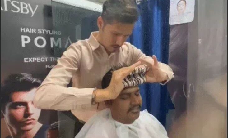 Barber uses 32 scissors to cut hair simultaneously In Ujjain