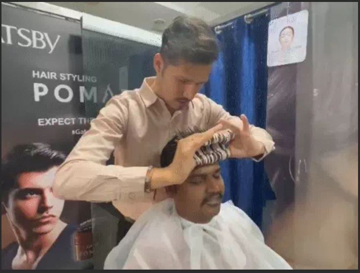 Barber uses 32 scissors to cut hair simultaneously In Ujjain