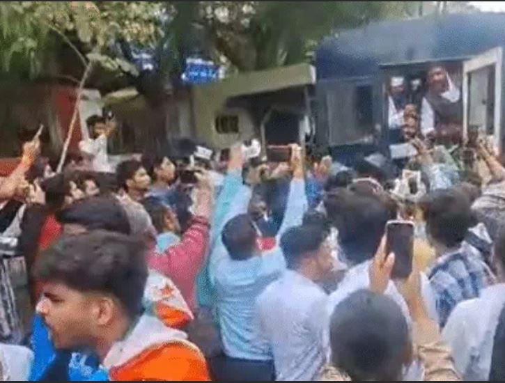 NSUI workers were dragged by police in Indore