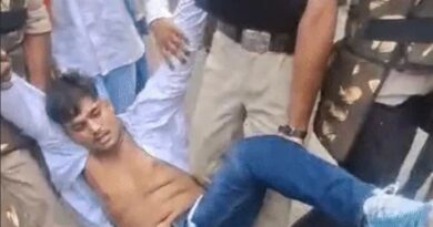 NSUI workers were dragged by police in Indore