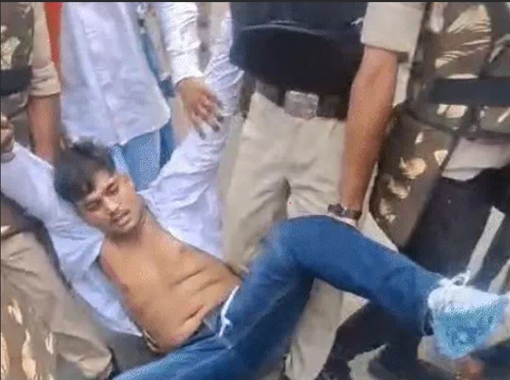 NSUI workers were dragged by police in Indore